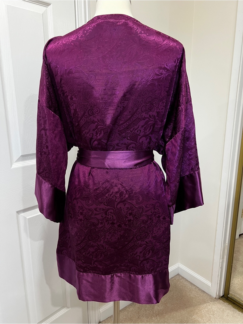 Victoria’s Secret Vintage Gold Label Damask Print Robe 3/4 Sleeve Burgundy O/S - Picture 2 of 10